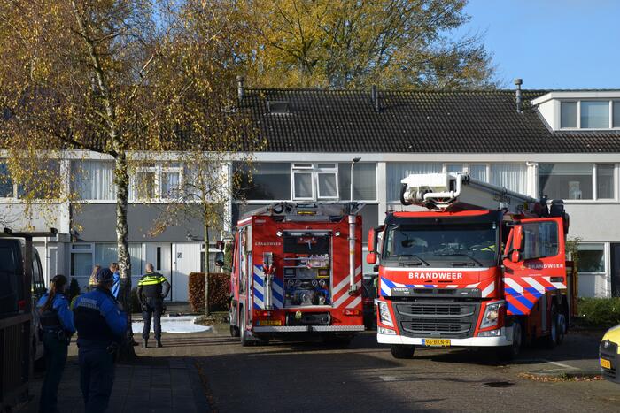 Brandweer blust brand in zolder