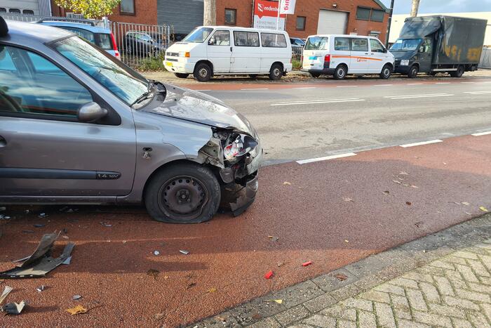 Personenauto klapt achter op taxibus