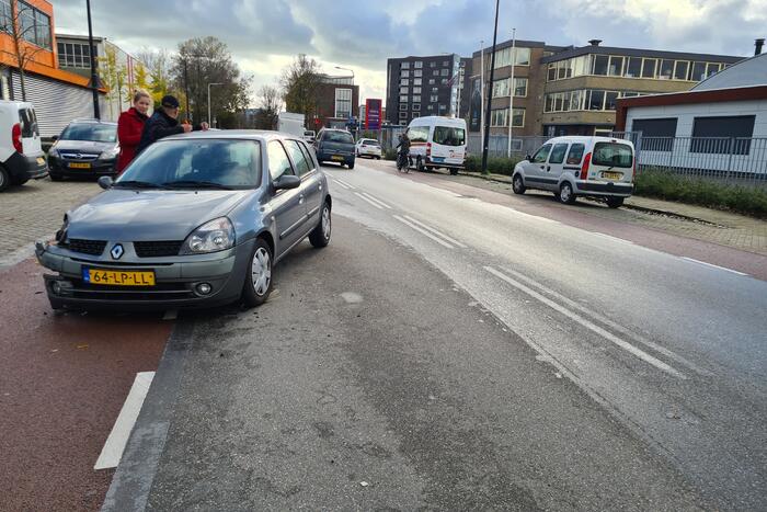Personenauto klapt achter op taxibus