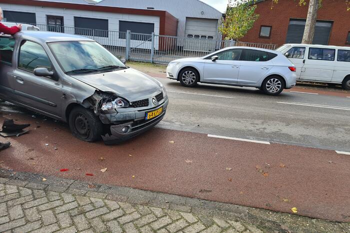 Personenauto klapt achter op taxibus