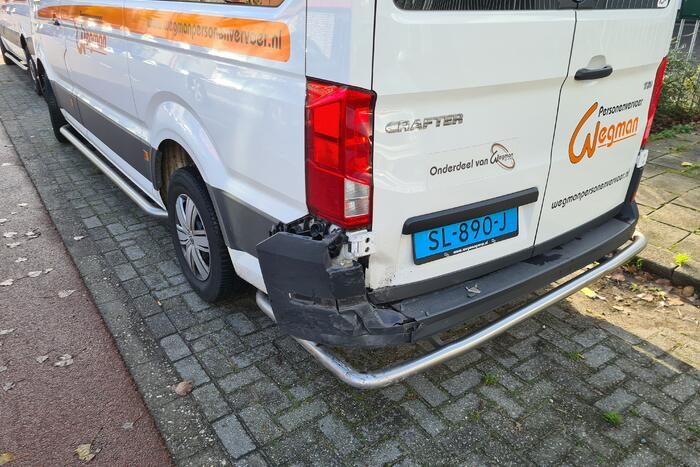 Personenauto klapt achter op taxibus