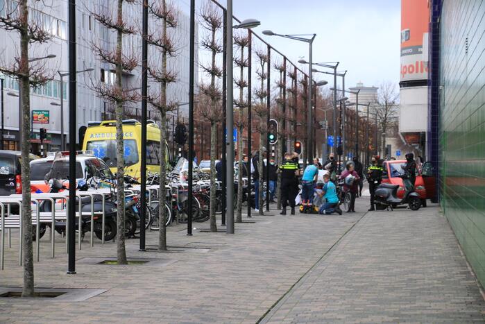 Scooter botst op canta, een gewonde