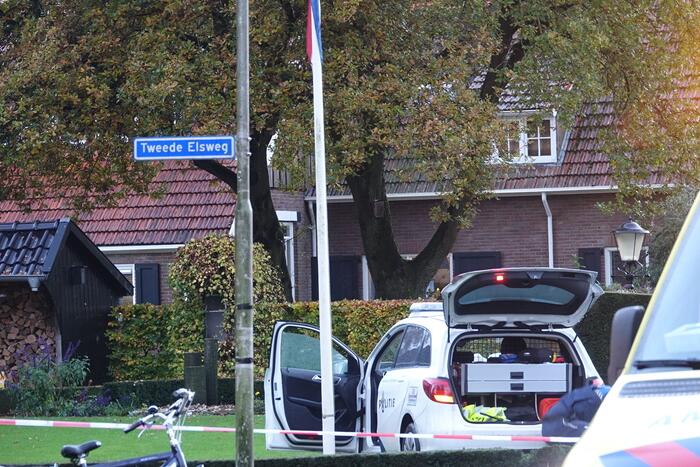 Politieauto belandt in tuin na aanrijding