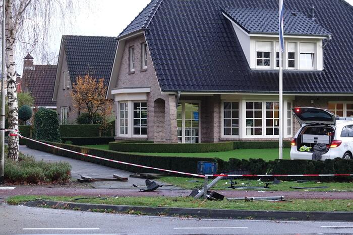 Politieauto belandt in tuin na aanrijding