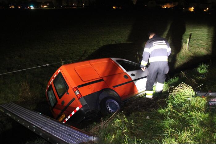 Bestelauto belandt in greppel