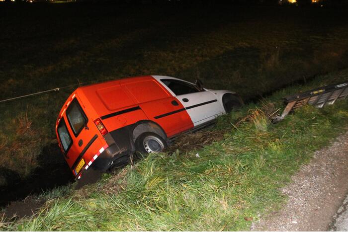 Bestelauto belandt in greppel