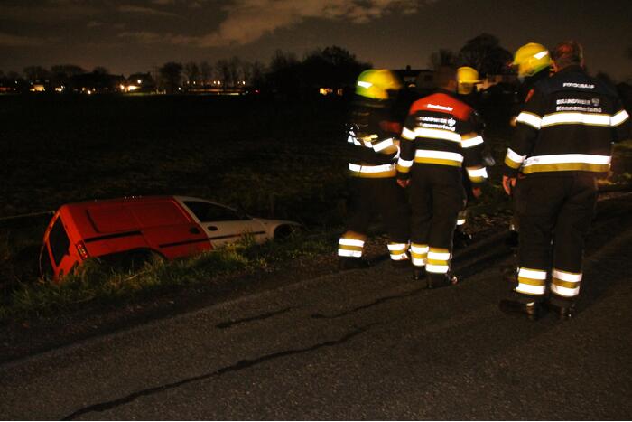 Bestelauto belandt in greppel