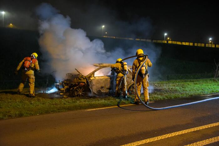 Auto compleet verwoest door brand