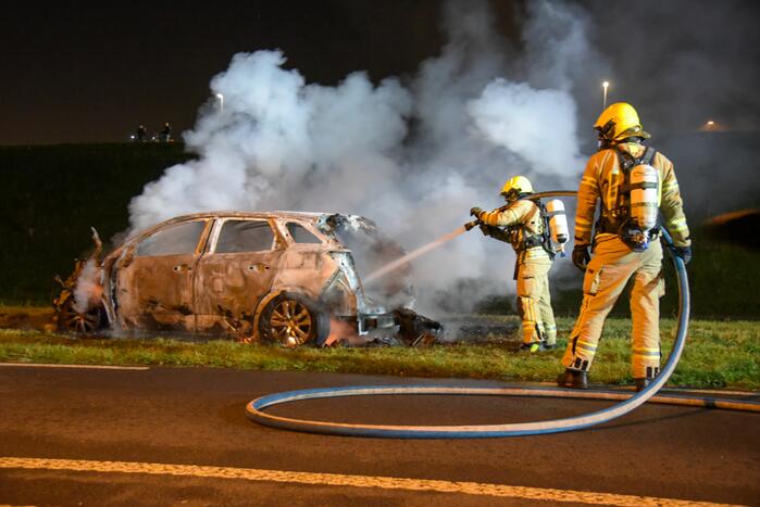 Auto compleet verwoest door brand