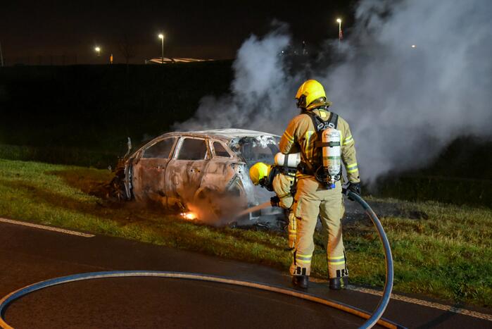 Auto compleet verwoest door brand