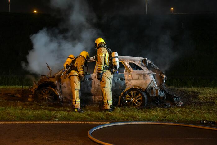 Auto compleet verwoest door brand
