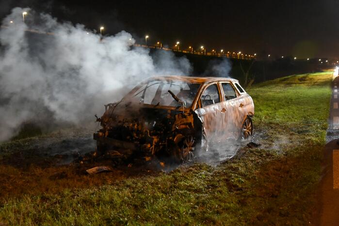 Auto compleet verwoest door brand