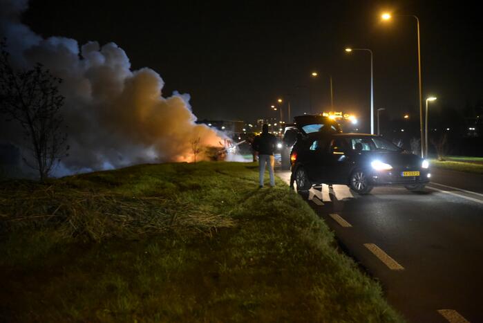 Auto compleet verwoest door brand