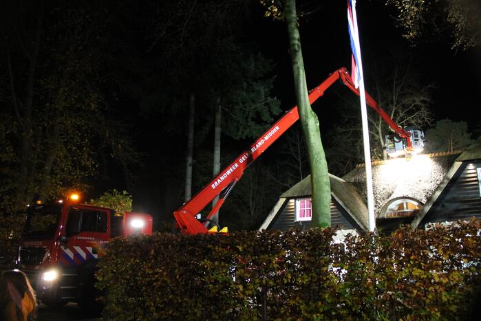 Brandweer veegt schoorsteen