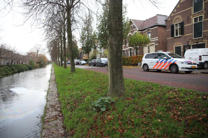 Personenauto wijkt uit en raakt te water