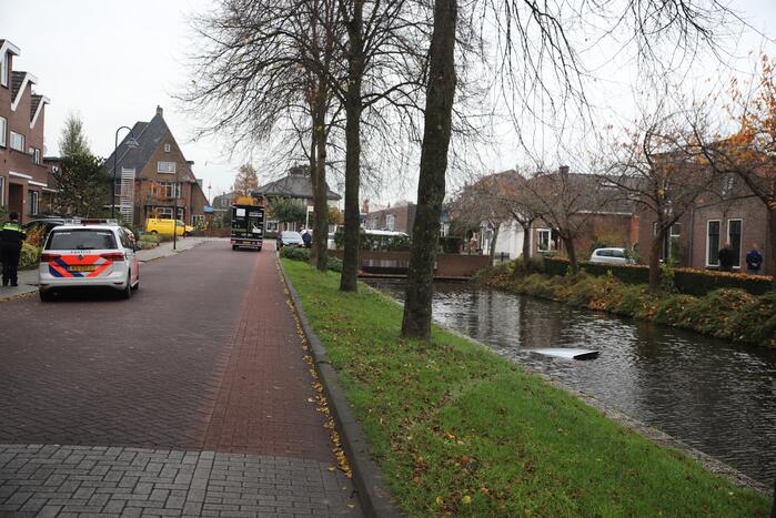 Personenauto wijkt uit en raakt te water