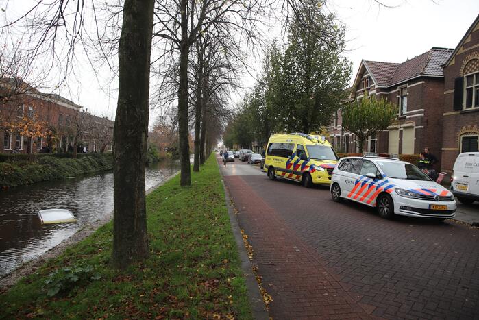 Personenauto wijkt uit en raakt te water