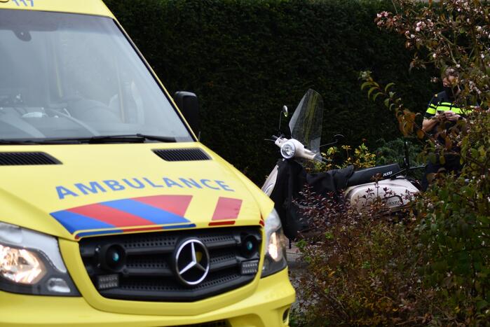 Scooter en personenwagen botsen in woonwijk