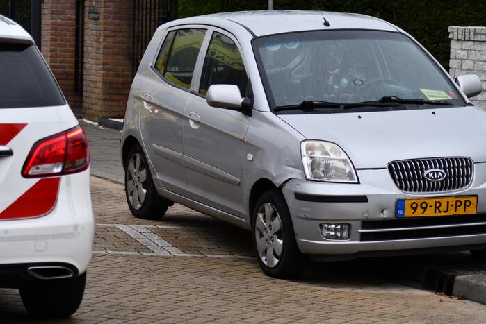 Scooter en personenwagen botsen in woonwijk