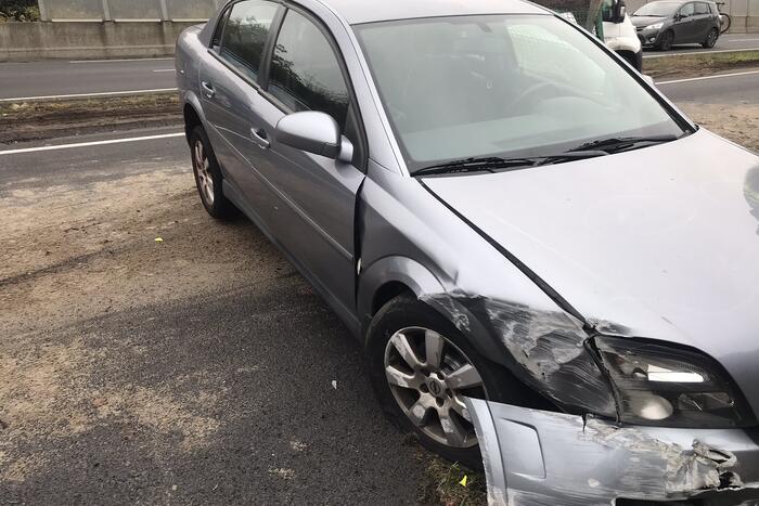 Weg afgesloten door geschaarde aanhanger