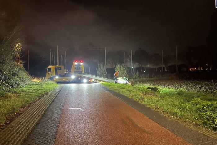 Auto vliegt uit de bocht en belandt in greppel