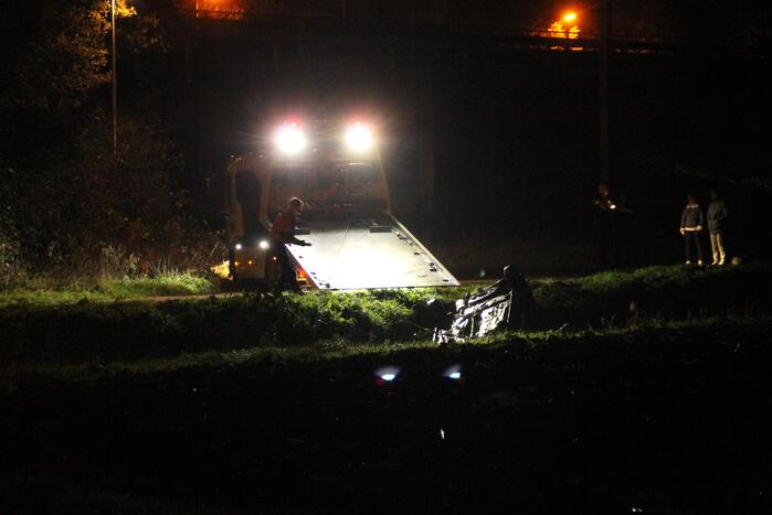 Auto vliegt uit de bocht en belandt in greppel