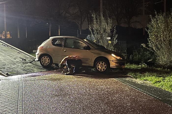 Auto vliegt uit de bocht en belandt in greppel