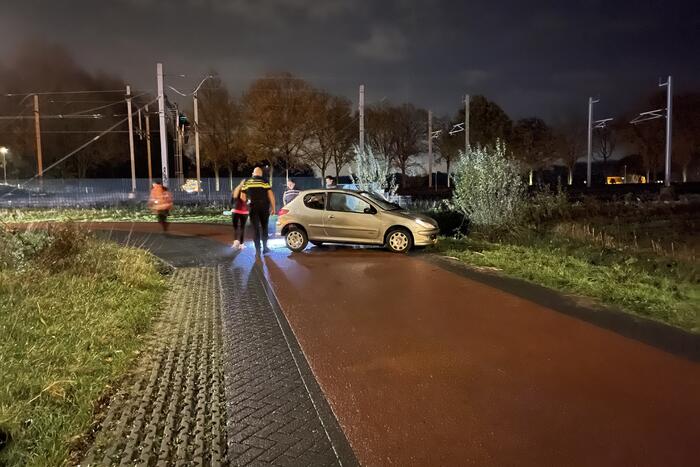 Auto vliegt uit de bocht en belandt in greppel