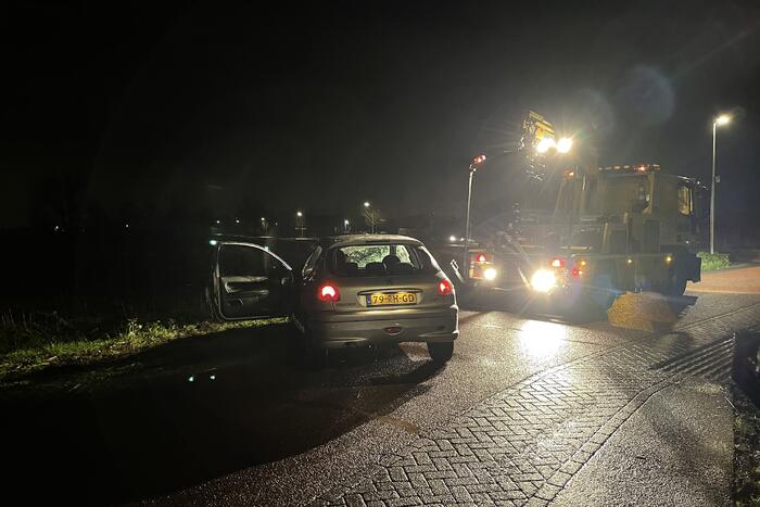 Auto vliegt uit de bocht en belandt in greppel
