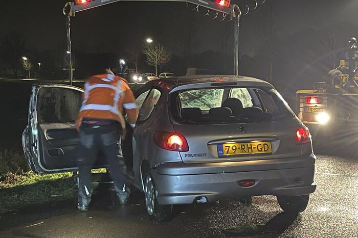 Auto vliegt uit de bocht en belandt in greppel