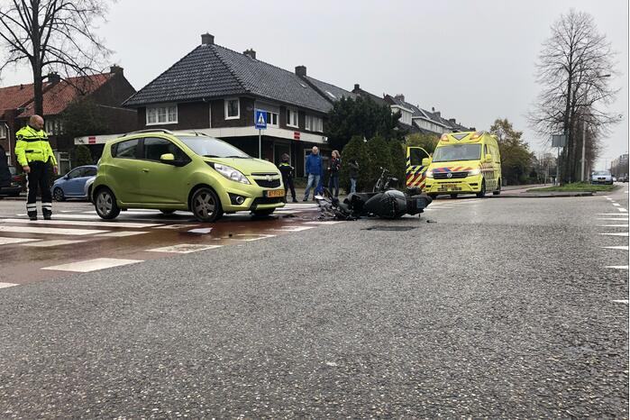 Automobilist ziet overstekende scooterrijder over het hoofd