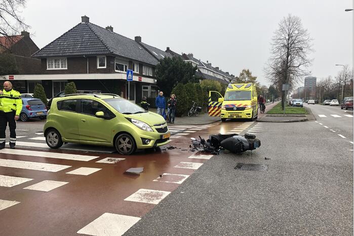 Automobilist ziet overstekende scooterrijder over het hoofd