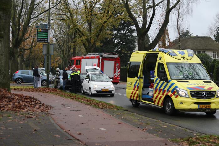 Kop-staart botsing tussen drie voertuigen