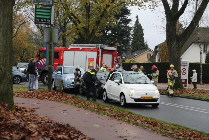 Kop-staart botsing tussen drie voertuigen