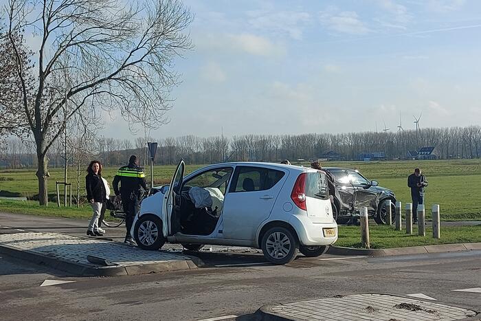 Twee personenvoertuigen botsen op elkaar
