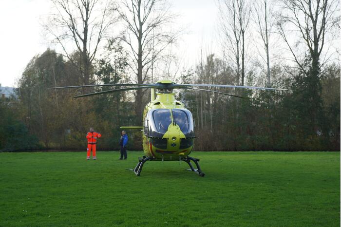 Traumahelikoper landt voor gevallen persoon