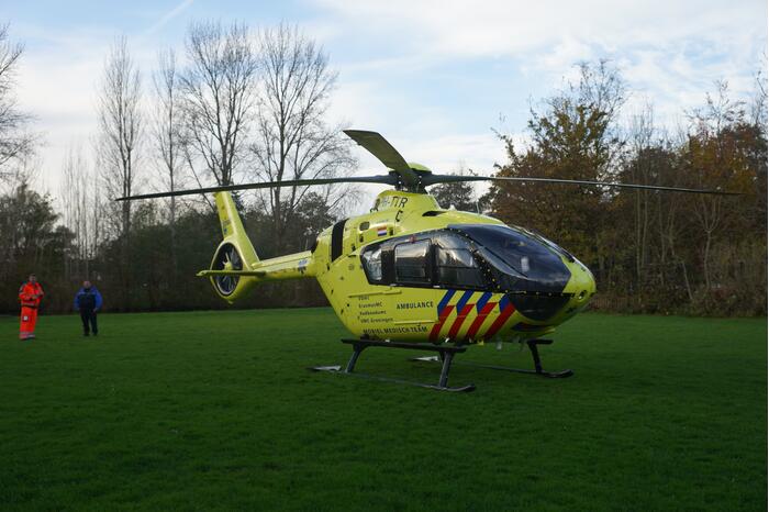 Traumahelikoper landt voor gevallen persoon