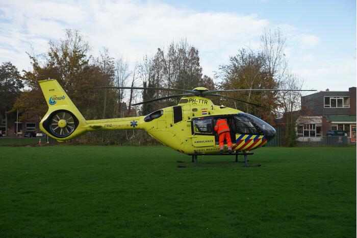 Traumahelikoper landt voor gevallen persoon