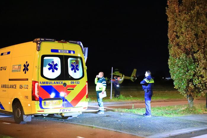 Traumahelikopter landt voor gewond persoon