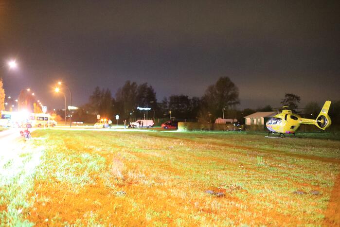 Traumahelikopter landt voor gewond persoon