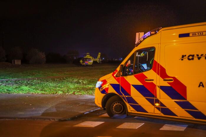 Traumahelikopter landt voor gewond persoon