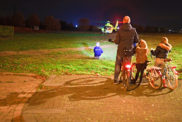 Traumahelikopter landt voor gewond persoon