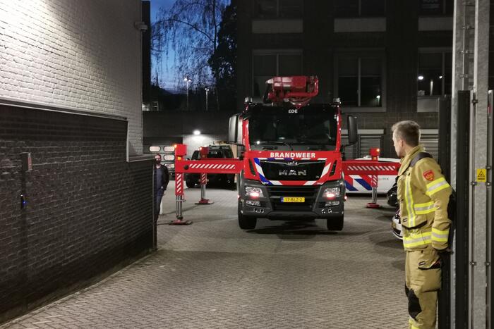 Man klimt dak van politiebureau op