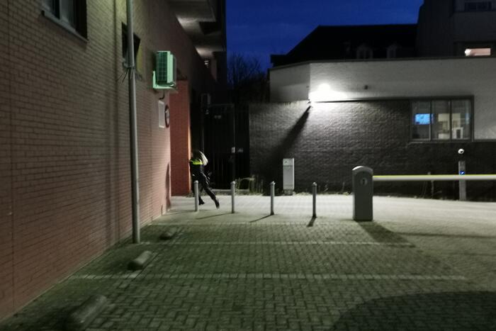 Man klimt dak van politiebureau op