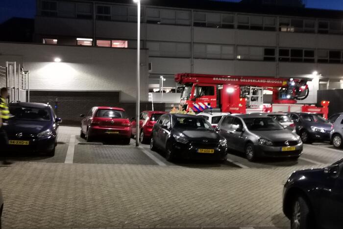 Man klimt dak van politiebureau op