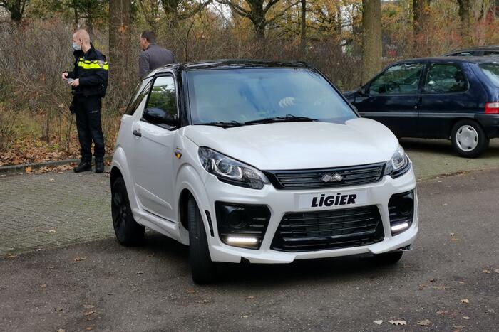 Brommobiel vliegt door het struikgewas