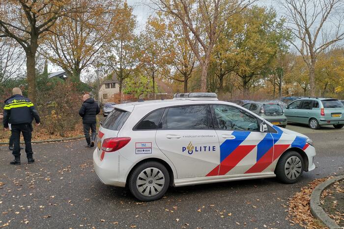 Brommobiel vliegt door het struikgewas