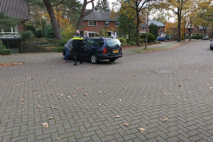 Automobilist verliest macht over het stuur en rijdt tegen gevel
