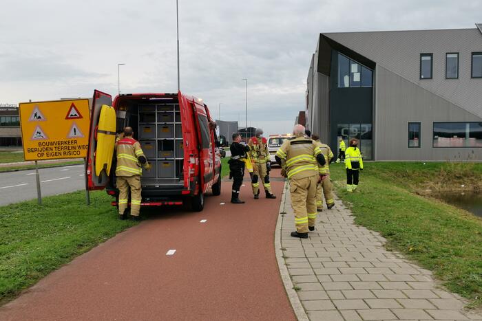 Brandweer redt zwaan met gebroken vleugel