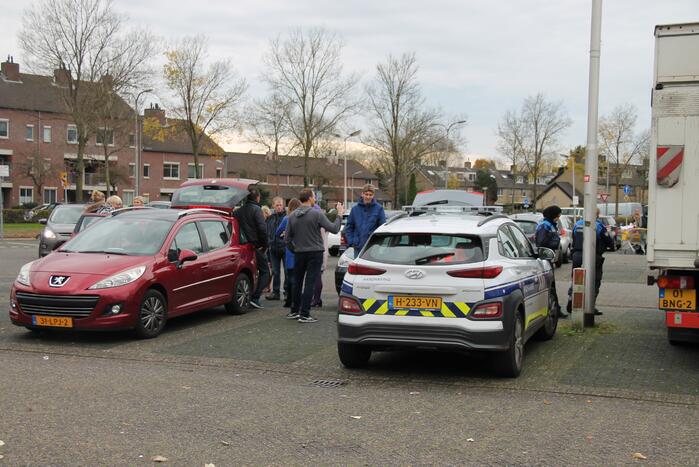 Viruswaarheid Amersfoort verspreidt kranten op parkeerplaats